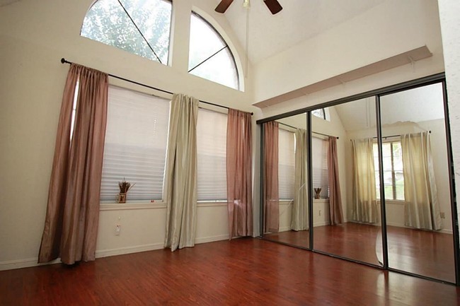 Building Photo - 16800 Sugar Pine Dr