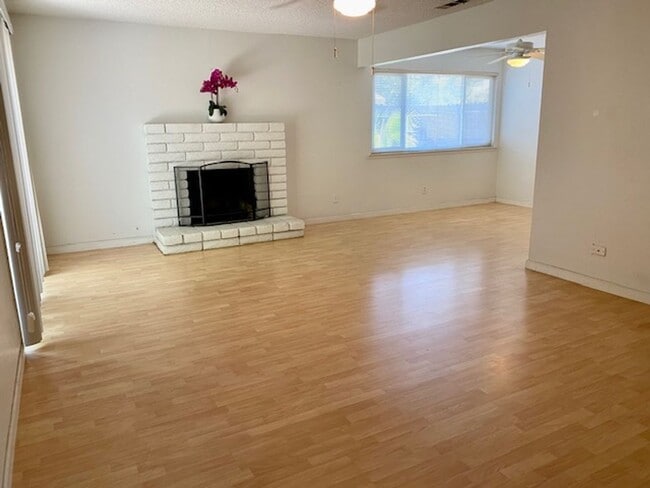 Foto del edificio - $2,100 Fowler & Ashlan, 3 Bedroom Home - C...