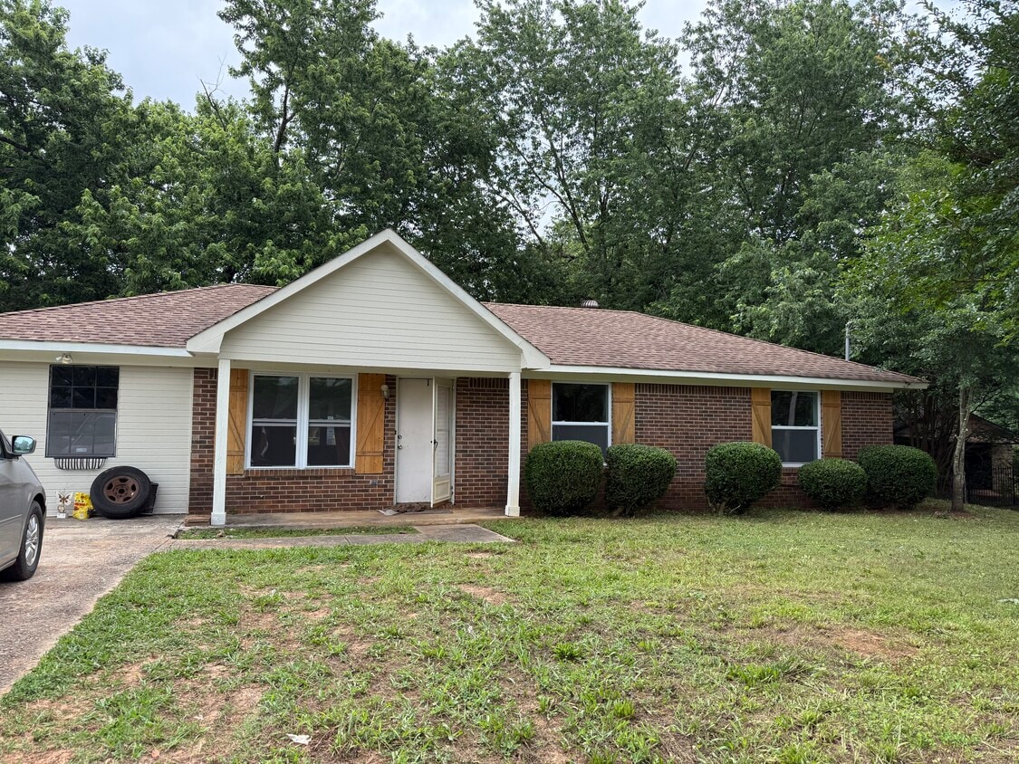 Primary Photo - 121 Woodlawn Dr