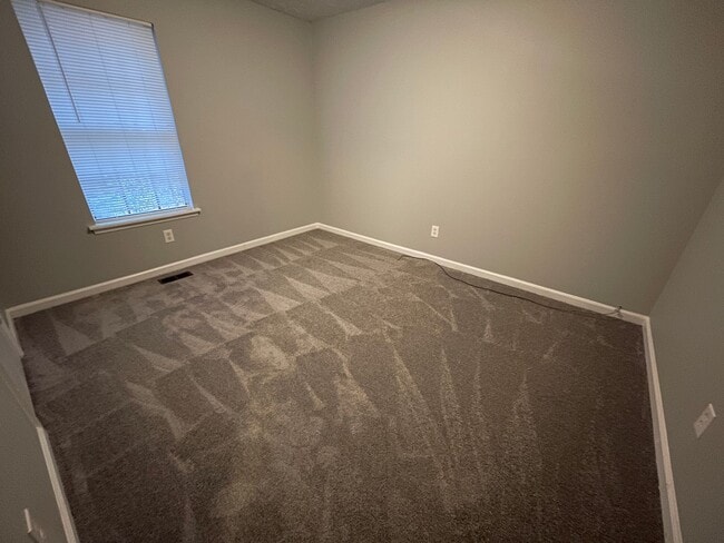 Building Photo - 3 Bedroom/2 Bathroom Home
