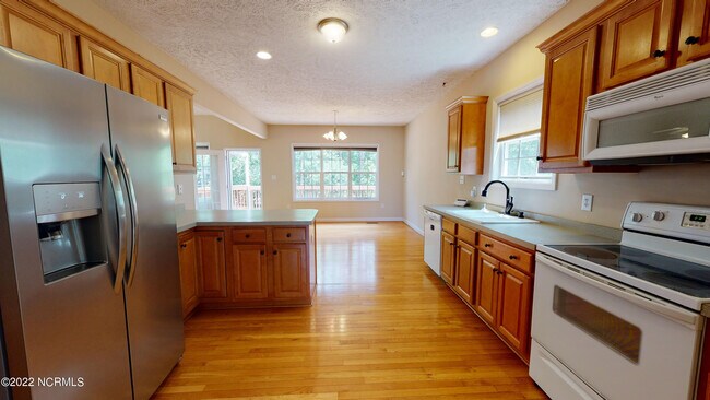 Building Photo - 105 Silverburn Pl