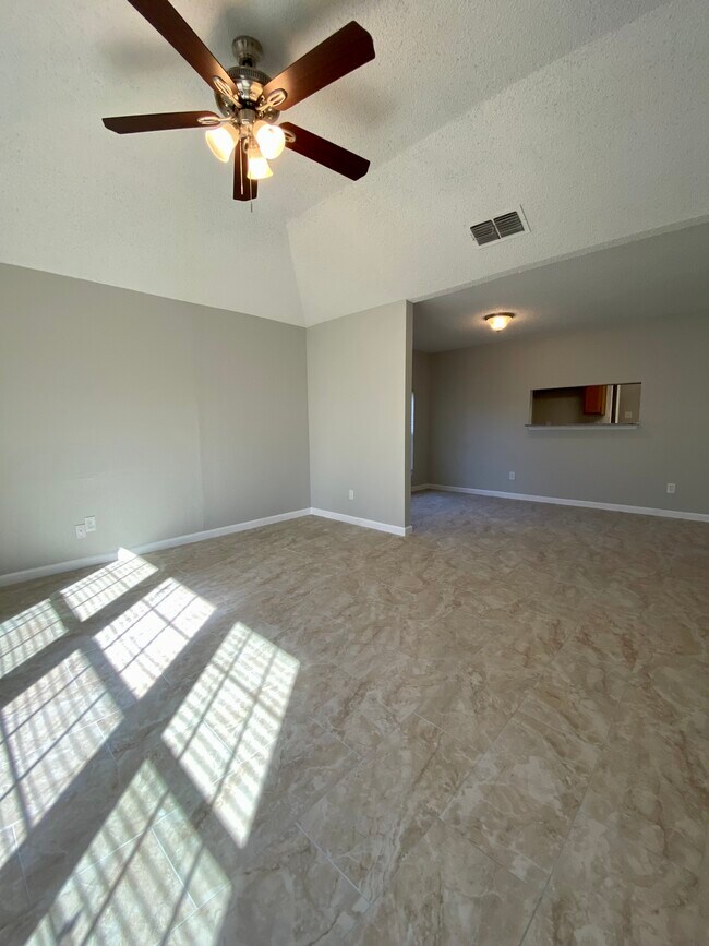 Building Photo - 3022 Hilltop Dr
