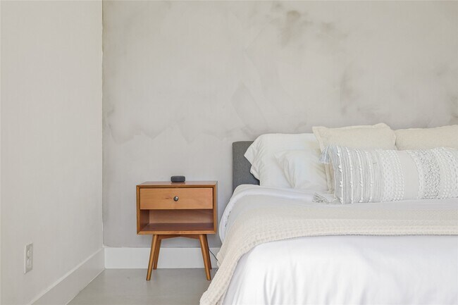 Building Photo - 1550 Ashway St