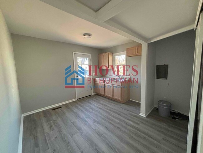 Building Photo - Two Bedroom House | Updated Unit