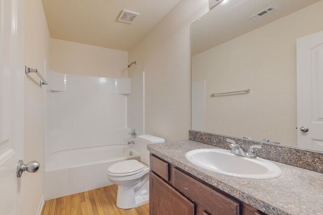 Building Photo - Explore Your Dream Home with a 4 Bedroom i...