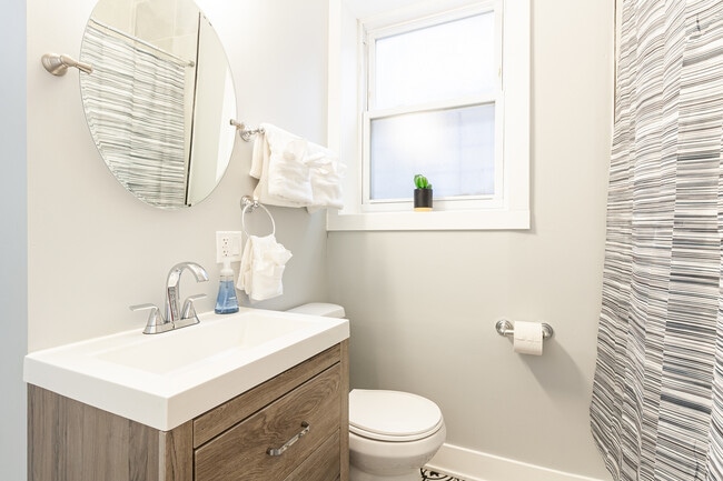 Building Photo - 1624 W Beach Ave