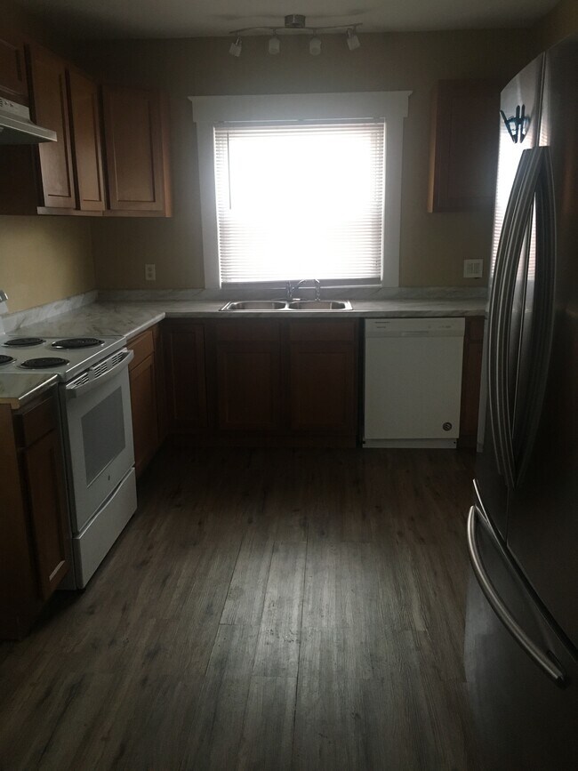 Building Photo - 540 Maple Ave