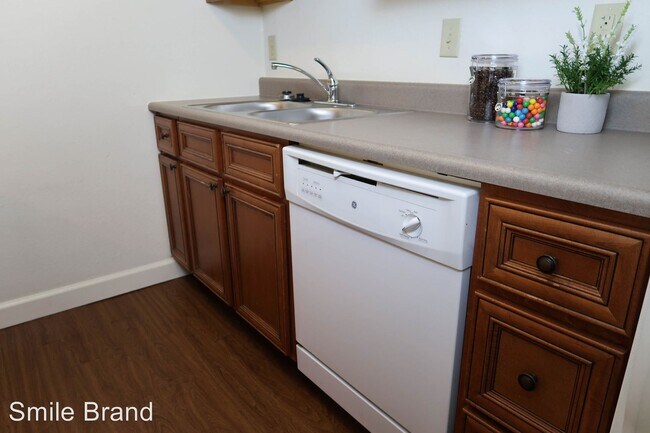 Foto del edificio - 2 br, 1 bath Room For Rent - 510 E. Stoughton
