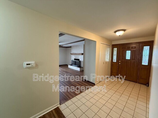 Building Photo - 2135 E Rahn Rd