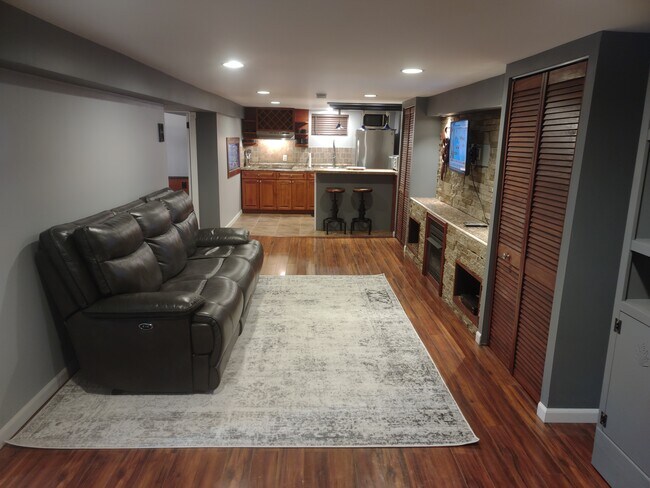 Building Photo - 13-13 Floral Ave