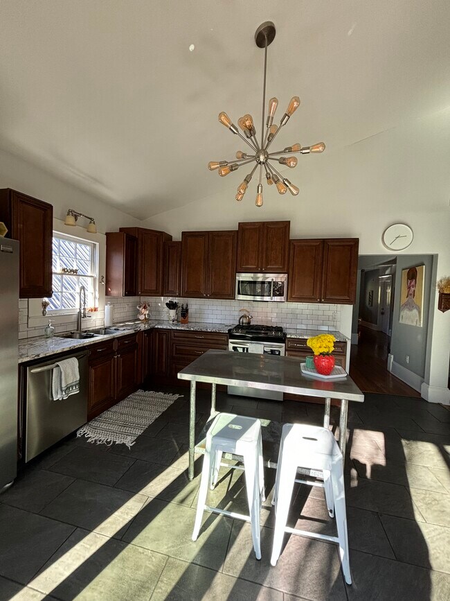 Kitchen - 471 Glenwood Ave SE