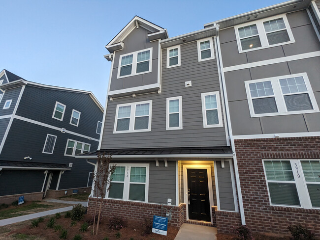 Building Photo - Room in Townhome on Memorial Pkwy