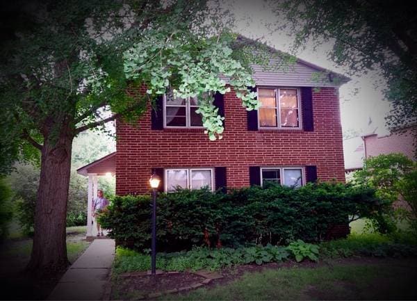 Duplex Entire 1st floor available - 612 W John St