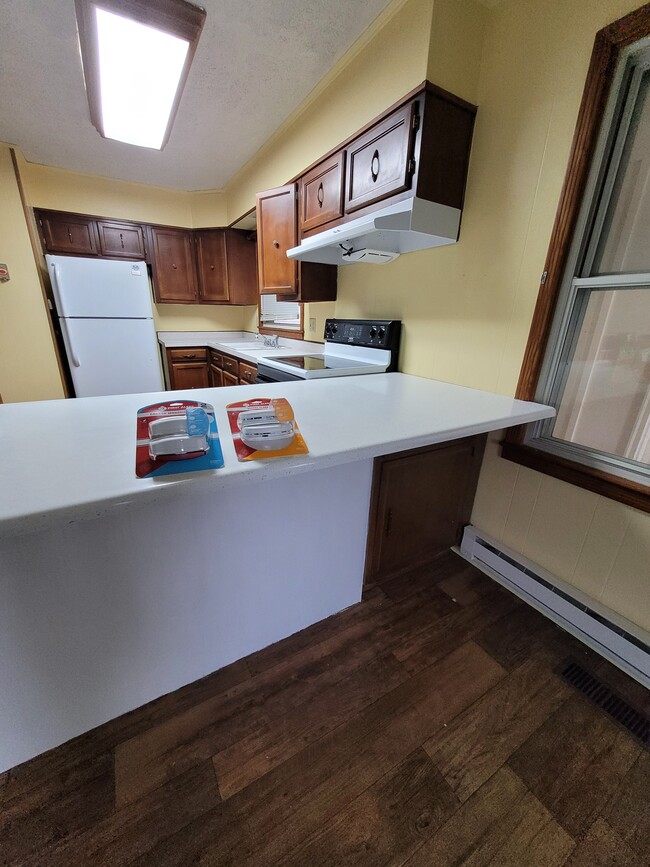 Kitchen with bar - 219 Bradley St