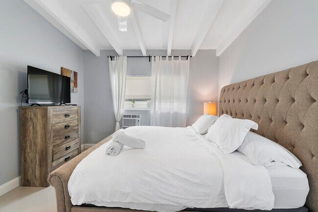 Foto del edificio - 2407 NE 33rd Ave