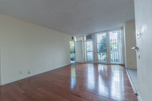 Building Photo - Beautiful 2 bed 2 bath for rent