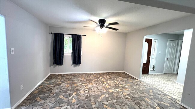Foto del edificio - 803 Glen Hollow Dr