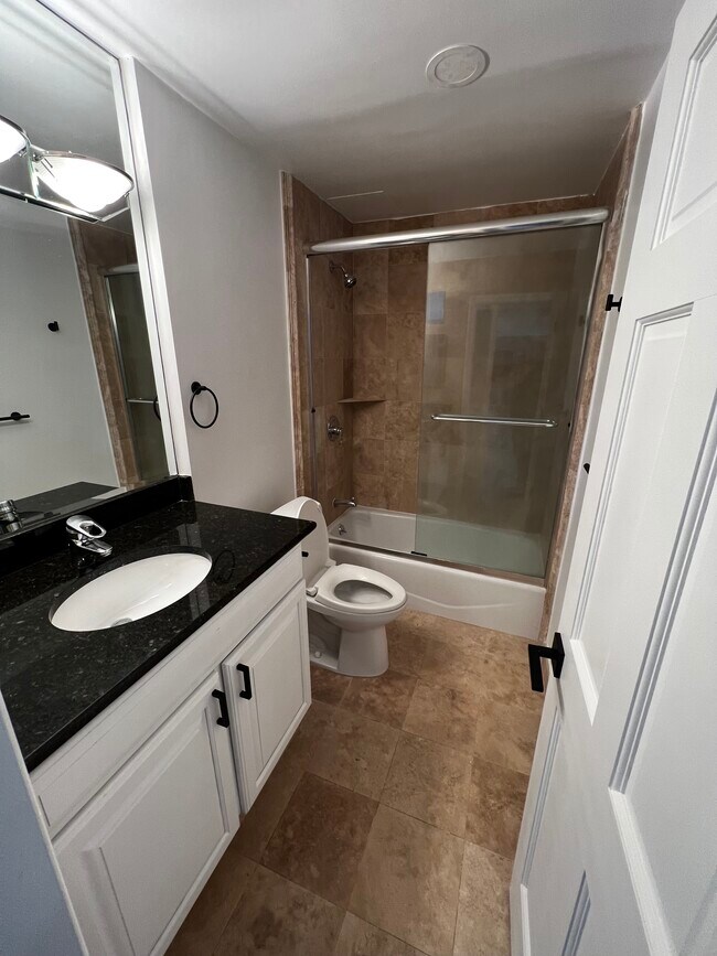 Building Photo - 14 Mile Condo Unit 80