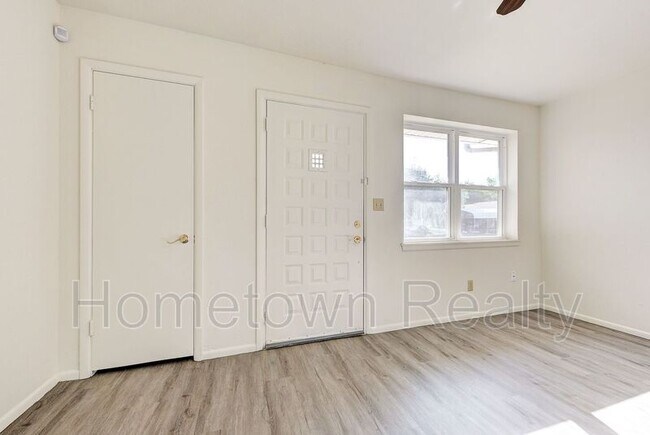 Building Photo - 4304 Sunnylane Cir