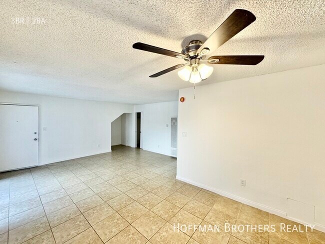 Foto del edificio - 9050 Tobias Ave
