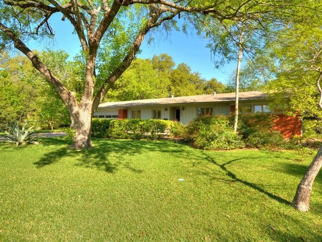 Building Photo - 2600 Twin Oaks Dr