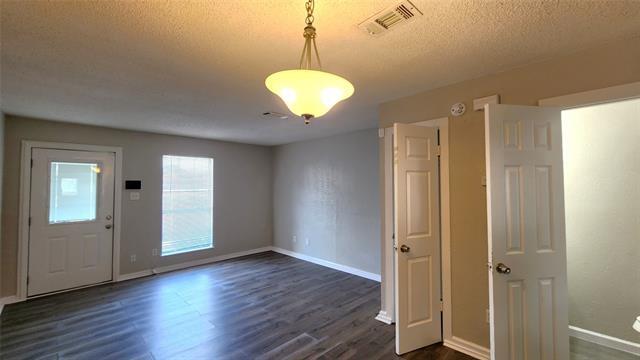 Foto del edificio - 10500 Lake June Rd