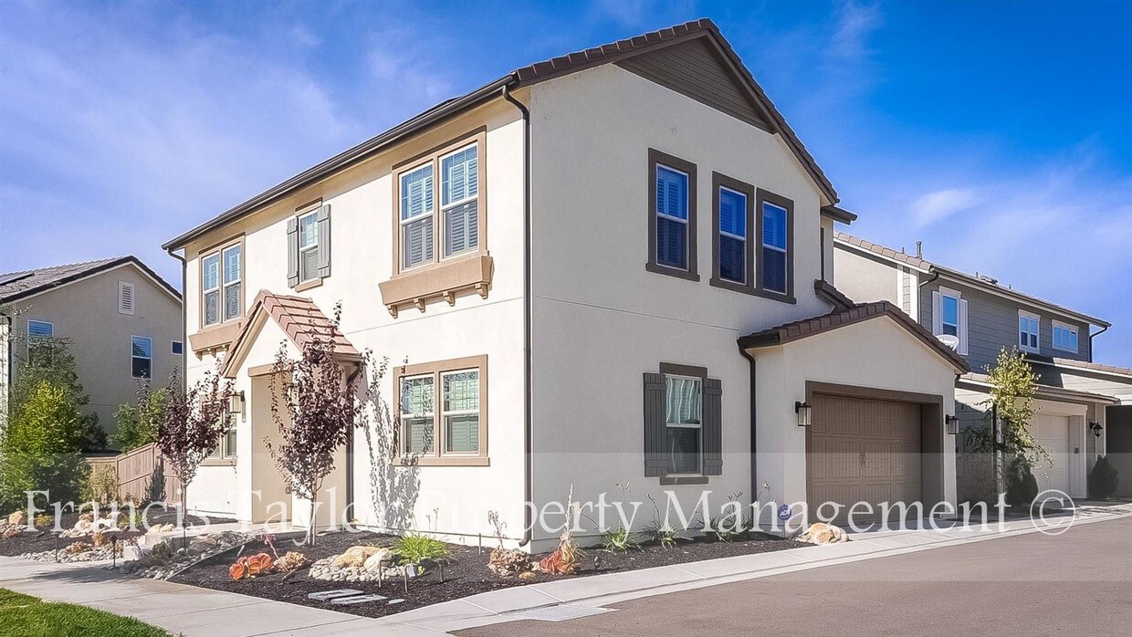 Foto principal - 2749 Overlook Point Dr