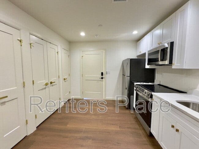 Building Photo - 1140 S Quincy Ave