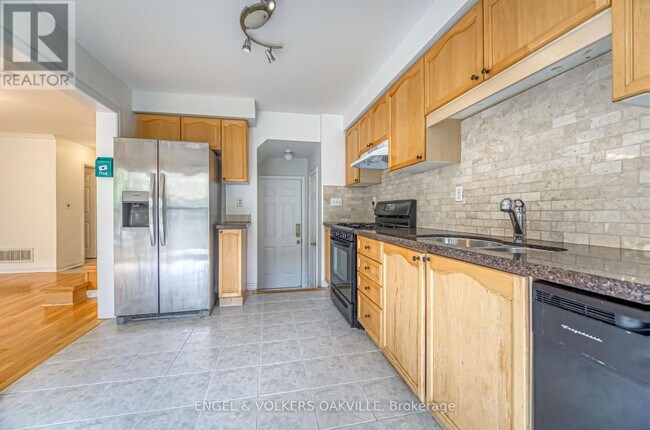 Photo du bâtiment - 1121 Barclay Cir