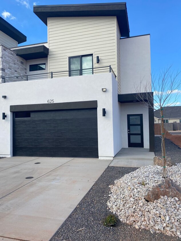 Foto principal - Beautiful townhome In Crimson Park