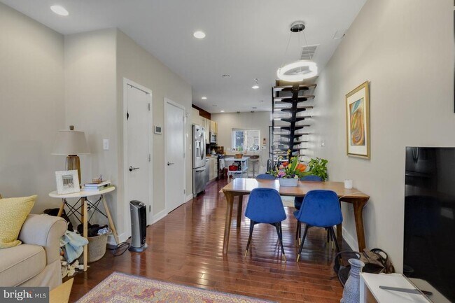 Foto del edificio - 221 W Girard Ave