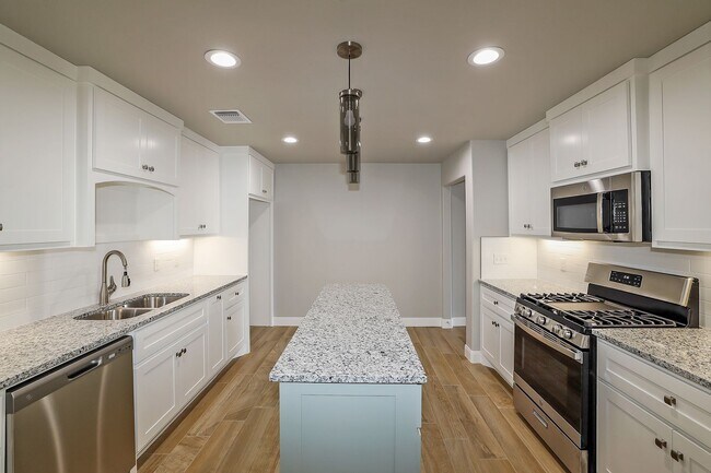 Building Photo - New Construction in City View!