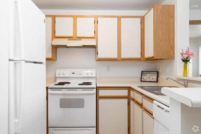 2BD, 2BA - 995SF - Kitchen - The Seasons Apartments