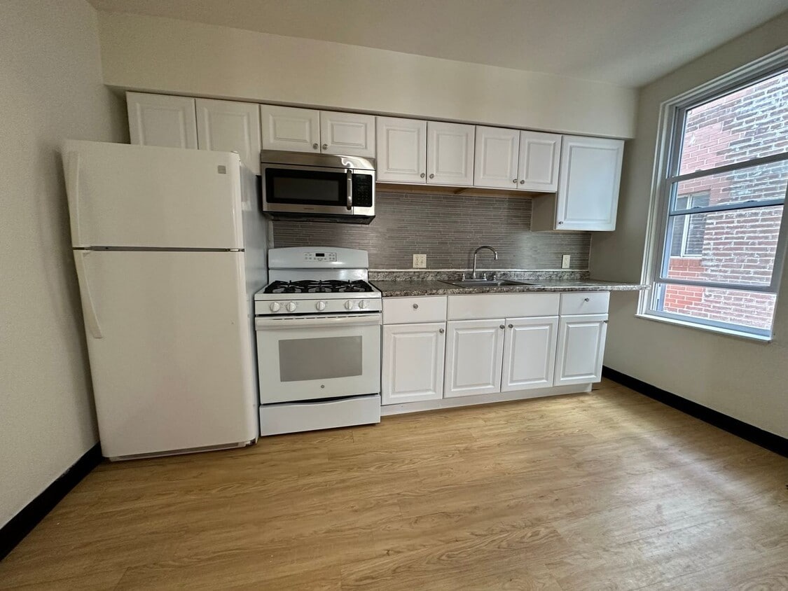 Primary Photo - Huge Two Bedroom Apartment on Dawson Stree...