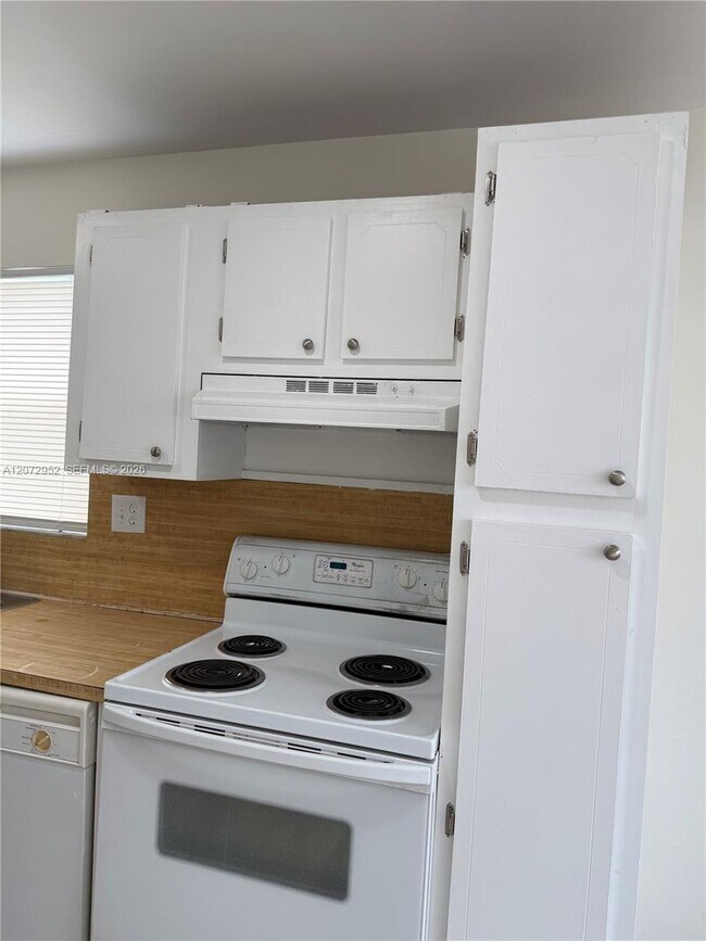 Foto del edificio - 8380 Sands Point Blvd