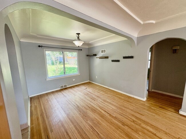 Building Photo - 4 Bedroom 2 Bathroom house