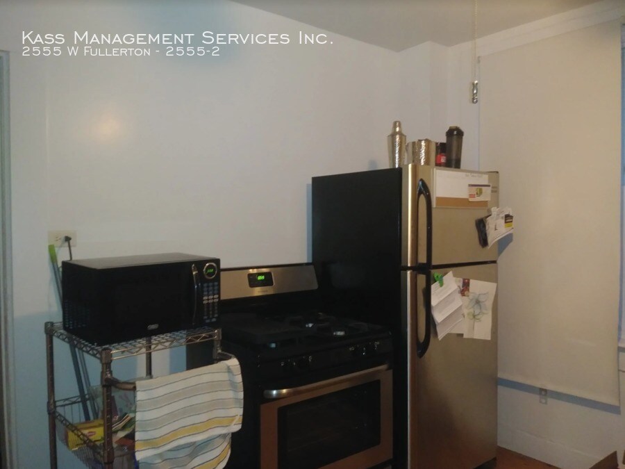 Foto principal - 2555 W Fullerton Ave
