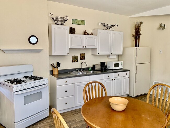 Foto del edificio - Downstairs Studio w/ Bedroom, Bath, Kitche...