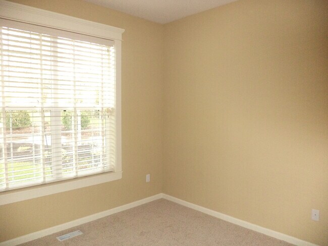 Foto del edificio - Ranch Home w/ Oversized Double Garage & Landscaping Included!