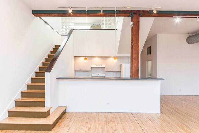Building Photo - 932 W Wrightwood Ave