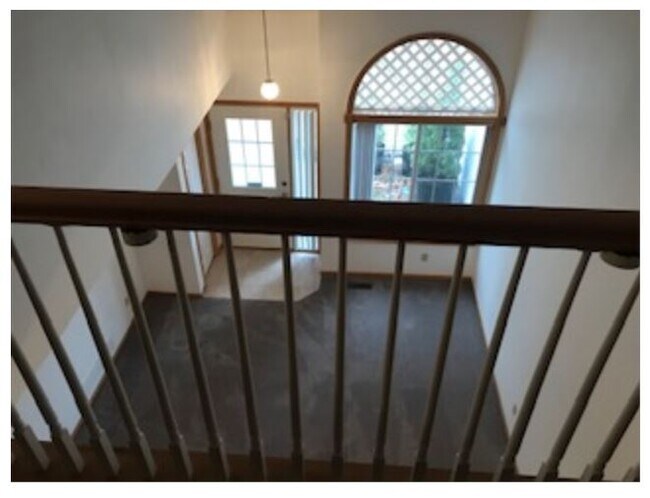 DESDE EL DESVÁN HACIA ABAJO - 12824 43rd St NE