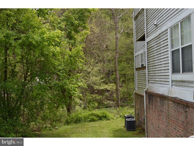 Foto del edificio - 131 Emery Ct