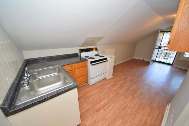 Foto del edificio - 1 Bedroom, 1 Bathroom Upstairs apartment n...