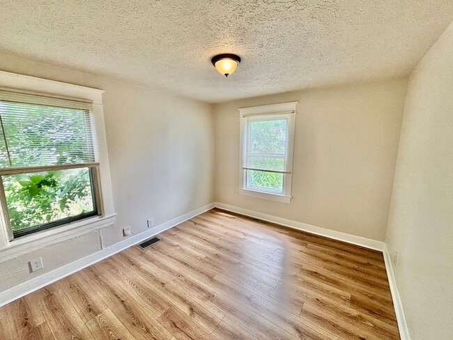 Foto del edificio - 3911 Larkwood Ave