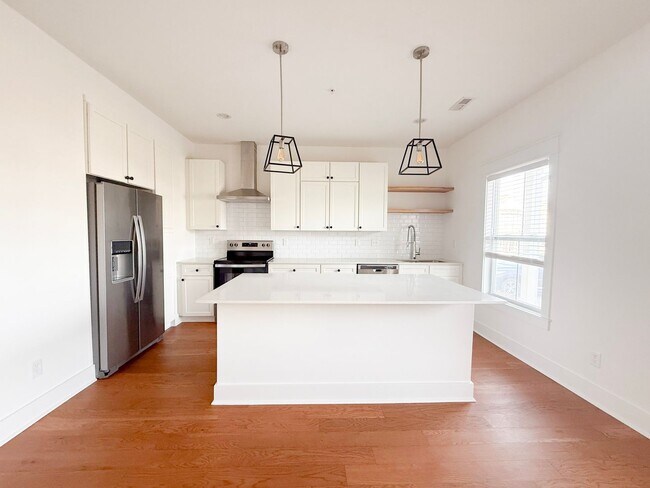 Foto del edificio - 4-Bedroom HOA Townhome with Pool Access Near Downtown Cookeville