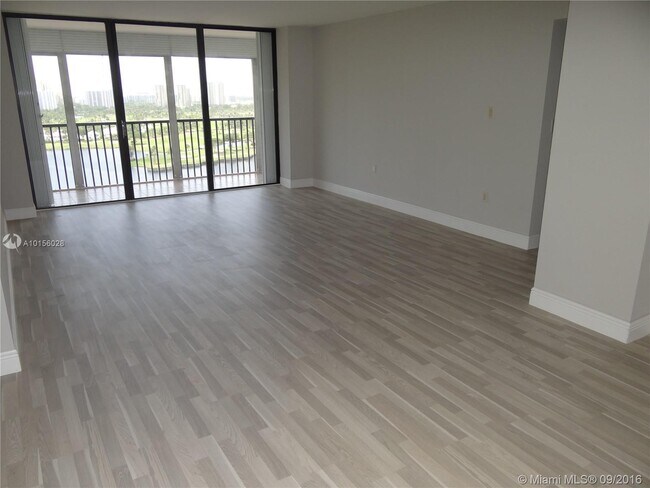 Building Photo - 3701 N Country Club Dr