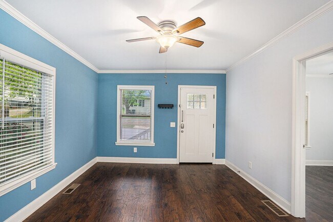 Building Photo - 3378 La Vista Dr