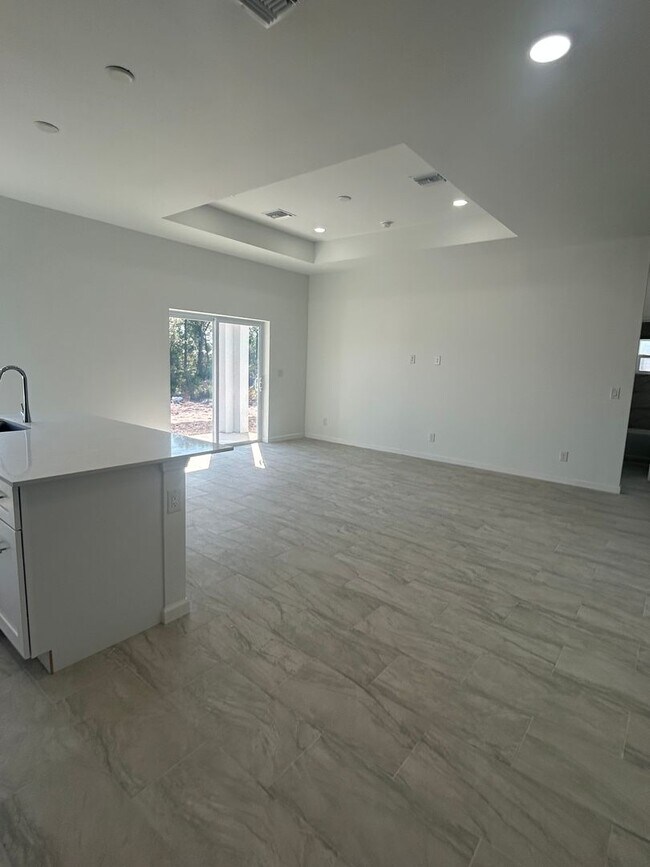 Foto del edificio - BRAND NEW CONSTRUCTION- 4 Bedroom 2 Bath-2 Car Garage-Serene Lake Placid Location