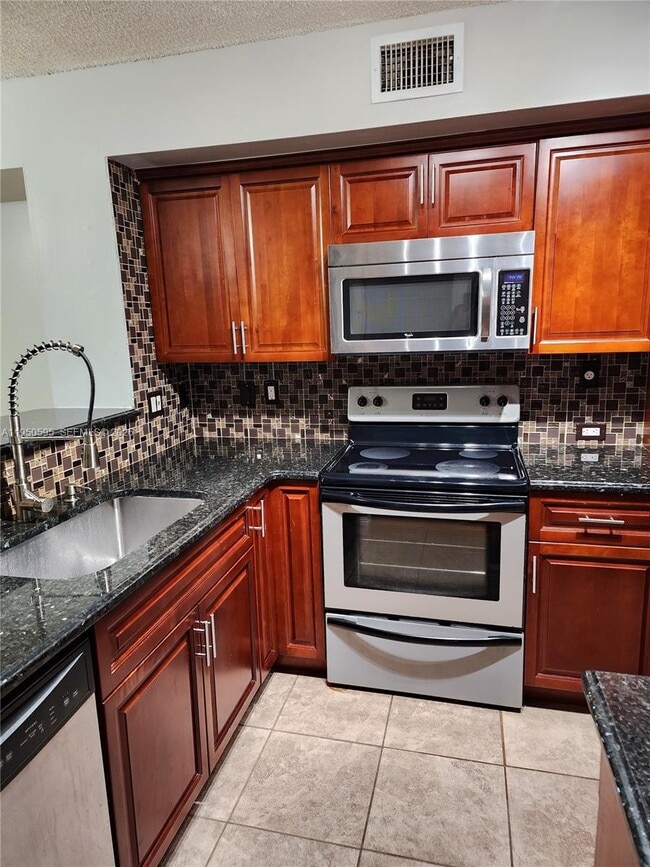 Foto del edificio - 2051 Renaissance Blvd