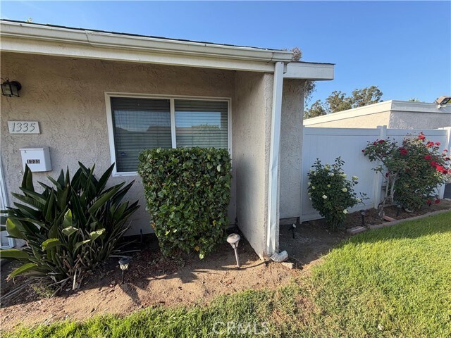 Foto del edificio - 1335 N Elderberry Ave